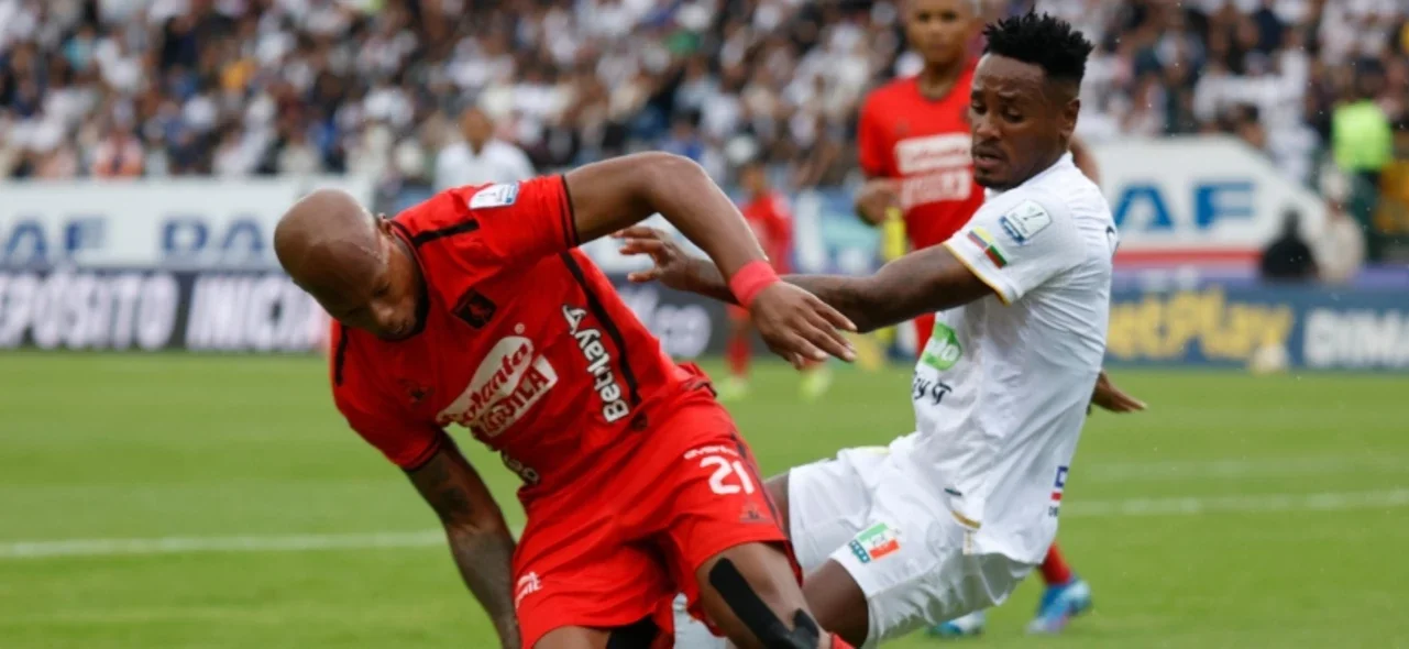 Edwin Velasco enfrenta a Gustavo Torres se enfrentan en Once Caldas vs. América - VizzorImage