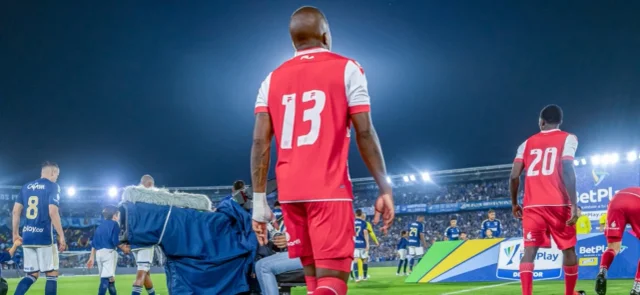 Millonarios y Santa Fe juegan como locales en el estadio El Campín - VizzorImage