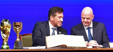 Alejandro Domínguez, presidente de Conmebol, y Gianni Infantino, presidente de FIFA - AFP