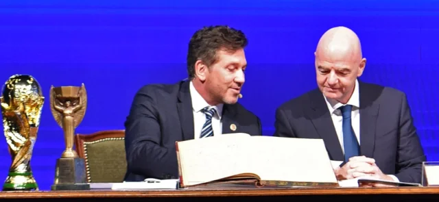 Alejandro Domínguez, presidente de Conmebol, y Gianni Infantino, presidente de FIFA - AFP