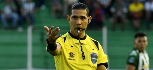 Guillermo Guerrero - Árbitro ecuatoriano para el juego Bolívar vs. Millonarios - AFP