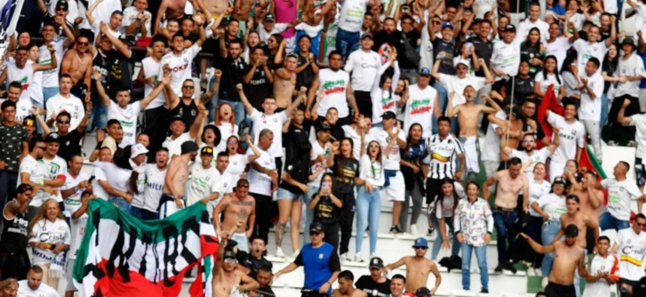 Hinchada de Once Caldas en el estadio Palogrande - VizzorImage