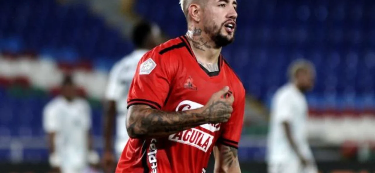 Holgado se dobló el dedo y siguió jugando como si nada | Foto: VizzorImage / Luis Ramirez