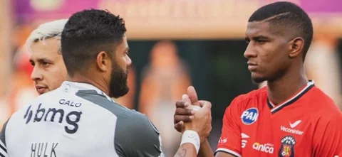 Hulk y Luis Casiani se saludan en el inicio del partido - Instagram: @lcasiani30