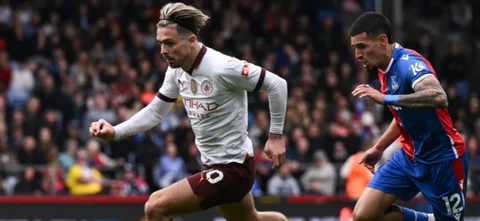 Jack Grealish y Daniel Muñoz en el juego por fecha 32 de Premier - AFP