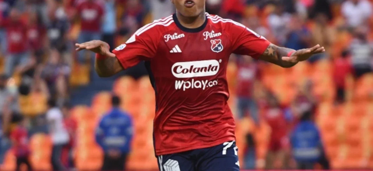 Jhon Vásquez tuvo la opción de aumentar el marcador en la victoria parcial de Medellín sobre Nacional VizzorImage / Luis Benavides / Cont