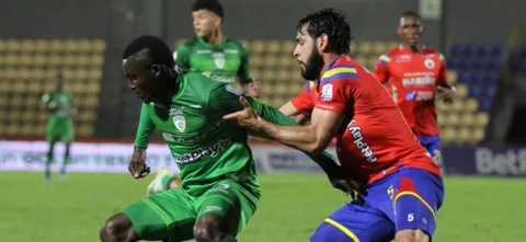 Kevin Viveros disputa un balón con Nicolás Gil en Pasto vs. La Equidad - VizzorImage