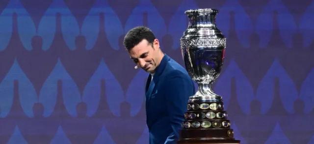 Lionel Scaloni pasa junto al trofeo de la Copa América 2024 - AFP