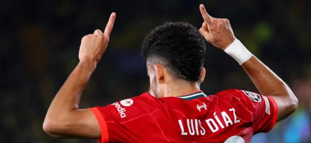 Luis Díaz con la camiseta de Liverpool celebra un gol - @LFC