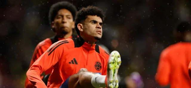 Luis Díaz y Johan Mojica en calentamiento de selección Colombia - AFP