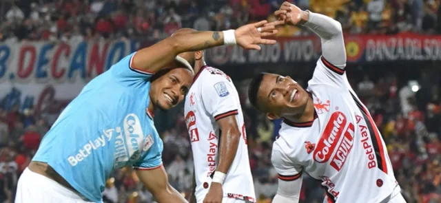 Michael y Cristian Barrios en la goleada de América a Medellín - VizzorImage