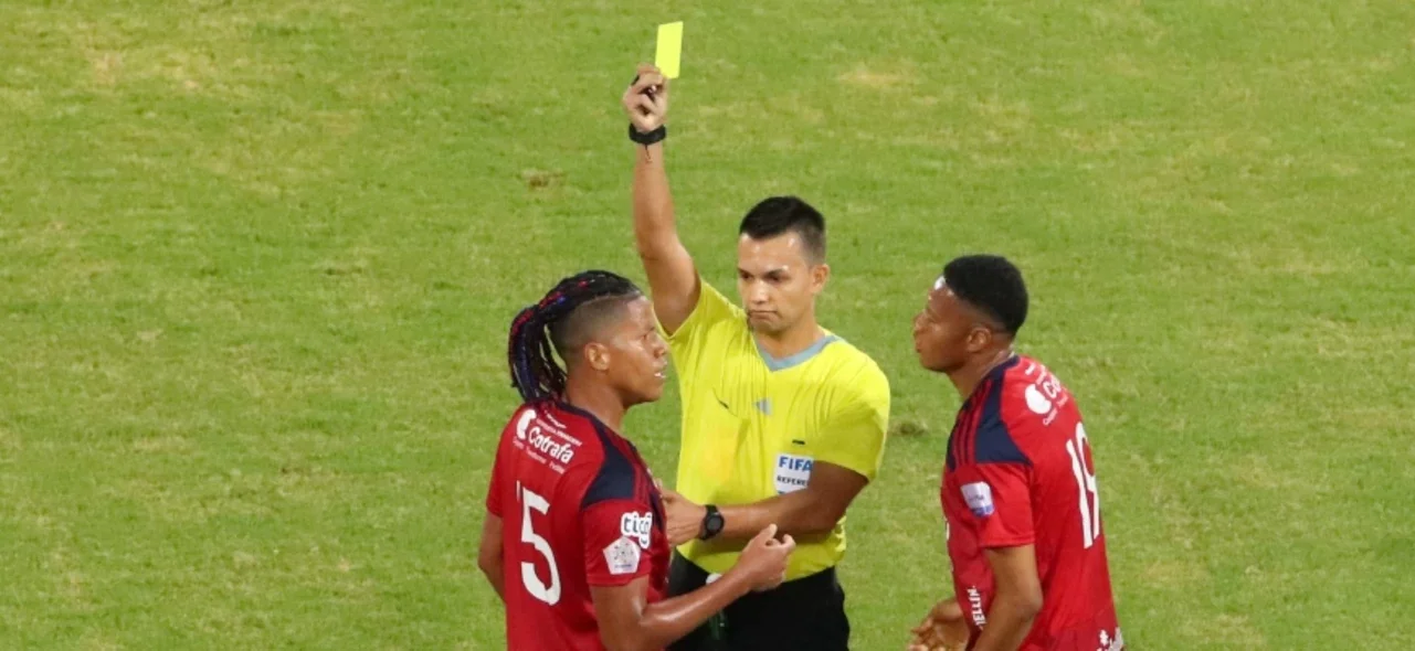 Nicolás Gallo dirigió el juego de vuelta de la final BetPlay 2023-2 - VizzorImage