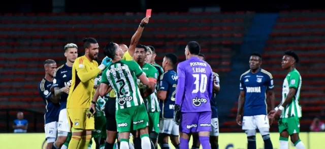 Santiago Rojas fue expulsado ante Millonarios. VizzorImage / Luis Benavides