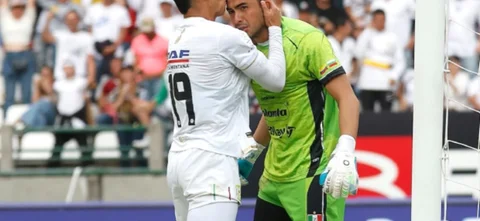 James Aguirre detiene el remate de independiente Santa Fe / VizzorImage / Jonh Jairo Bonilla