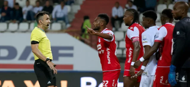 Jugador de Santa Fe es despedido por indisciplina / VizzorImage / John Jairo Bonilla