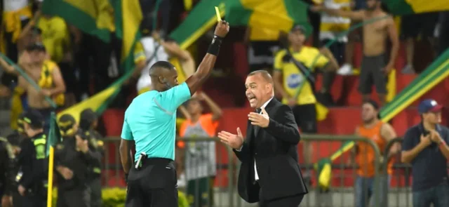 Rafael Dudamel vio el cartón amarillo al minuto 41 / VizzorImage / José David Martínez