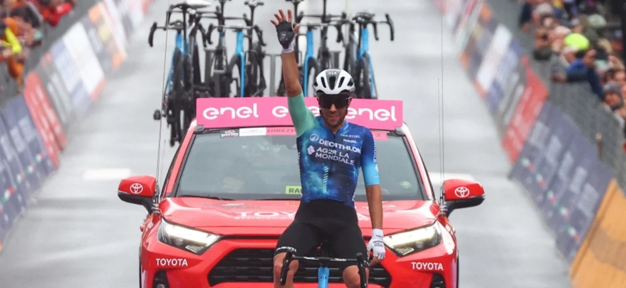 Andrea Vendrame llegó en solitario a la meta de la etapa 19 del Giro de Italia / AFP