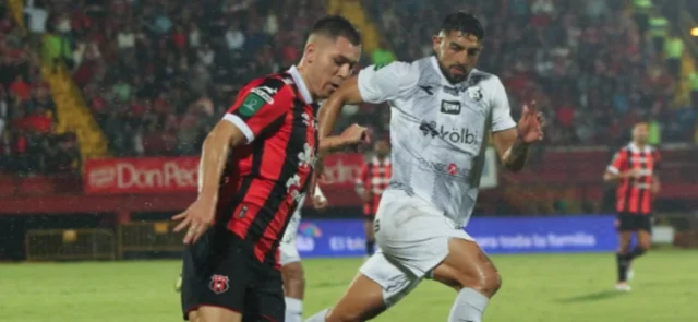 Hamburguesa ocasionó pelea en la Liga de Fútbol de Costa Rica/ Instagram Alajualense