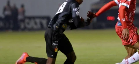 Jhony Jordán expulsado en el partido entre Pereira y Junior /