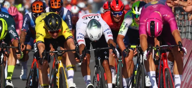 La etapa 9 del Giro de Italia terminó con una apretada batalla en los últimos metros / AFP