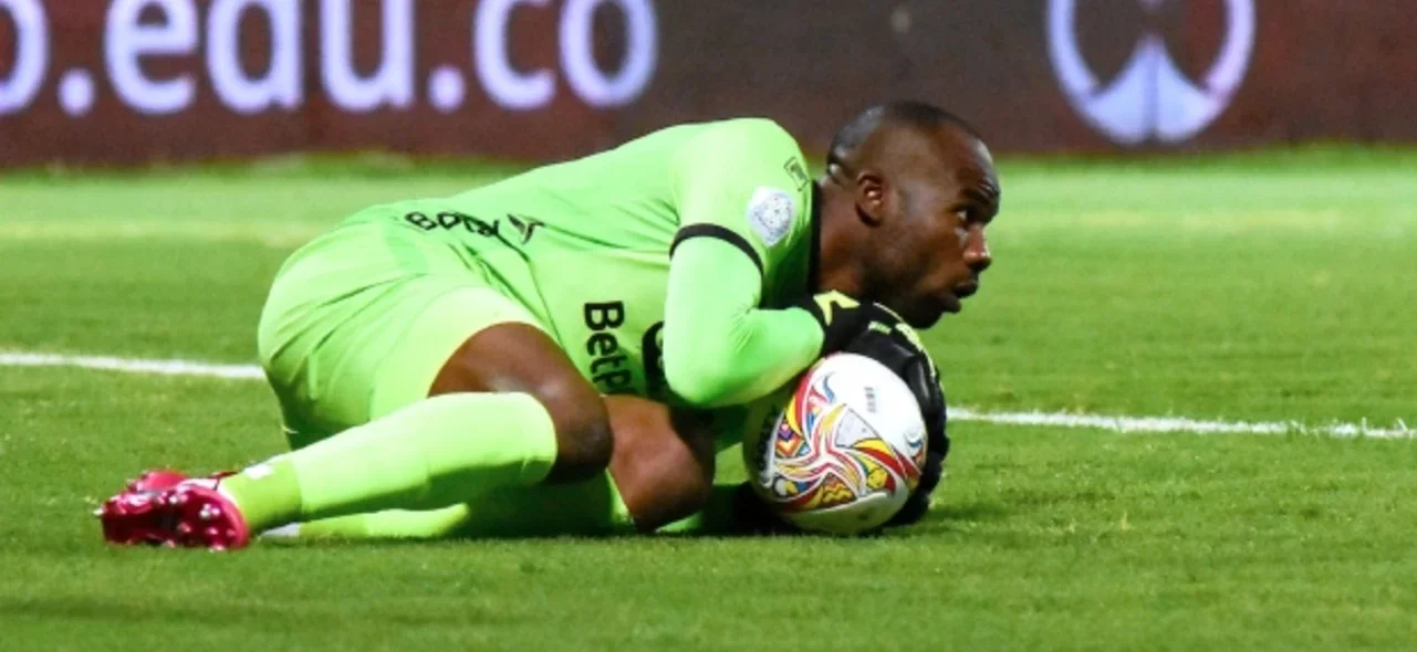 Andrés Mosquera desvía un centro peligroso de Once Caldas / VizzorImage / Adamis Guerra