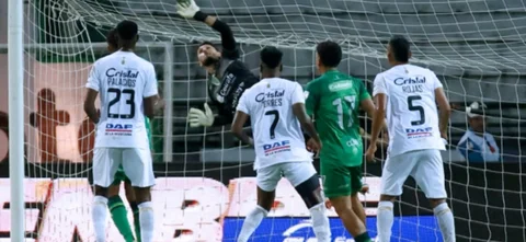 Once Caldas vs. Equidad: ¡Doble atajada Washington Ortega! / VizzorImage / John Jairo Bonilla