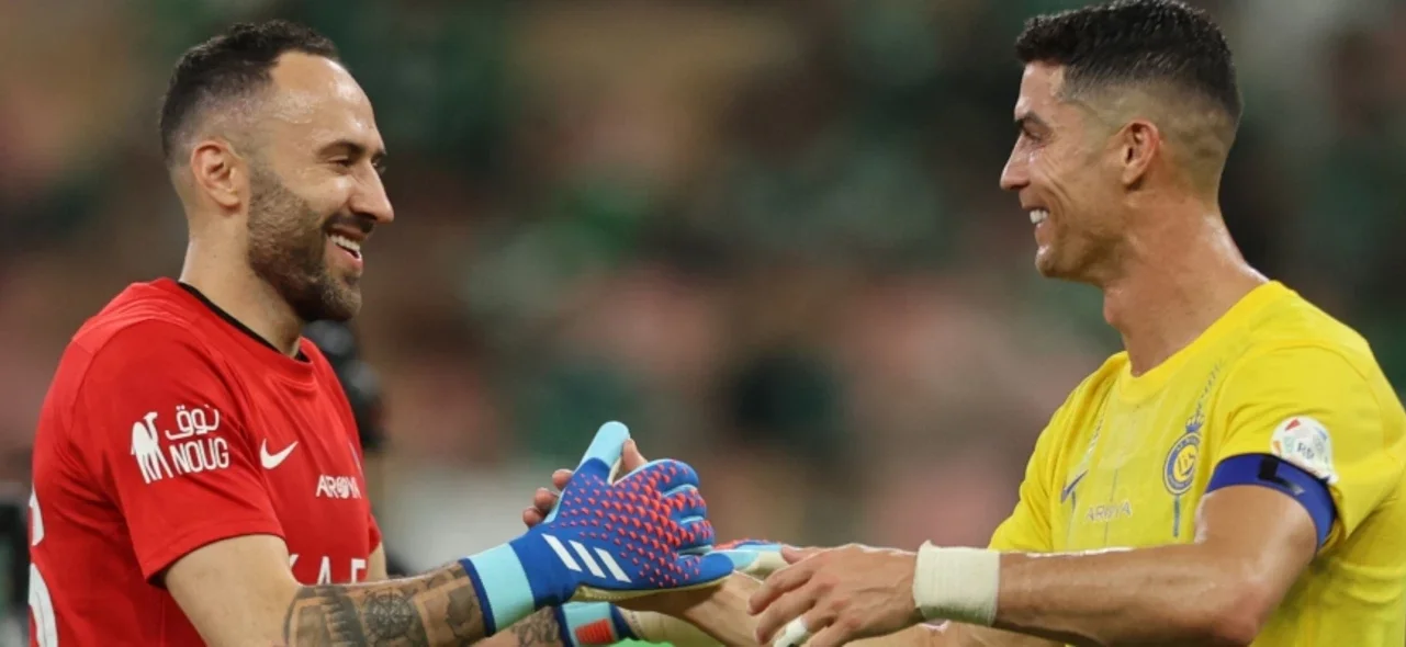 David Ospina y Cristiano Ronaldo celebrando una victoria de al-Nassr / AFP