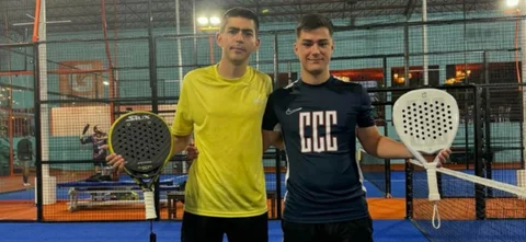 Tomás Roldán (izquierda) y Tomás Posse (derecha) en un torneo de pádel en Panamá / @tomasroldan_
