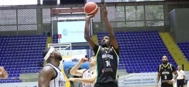 Sebastián Valencia (número 14) lleva ocho juegos con Búcaros de Bucaramanga / DPB