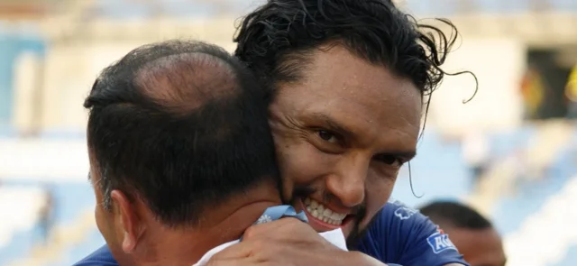 Abel Aguilar abraza al entrenador Harold Rivera - VizzorImage