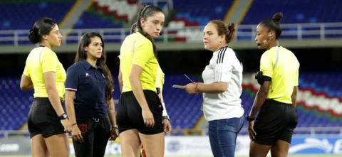 Manuela Vásquez fue la jueza del América Femenino vs. Llaneros - VizzorImage