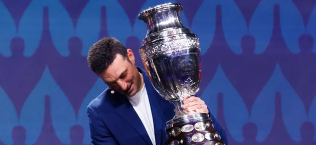 Lionel Scaloni sostiene el trofeo de la Copa América - AFP