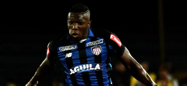 Édison Toloza con Junior - VizzorImage