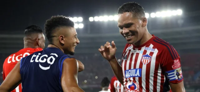 Carlos Bacca junto a Edwin Herrera en Junior - VizzorImage