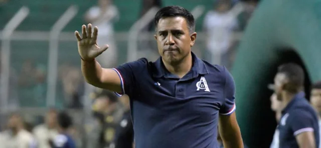 César Farías habría surgido como candidato para dirigir a Cali / VizzorImage / Gabriel Aponte