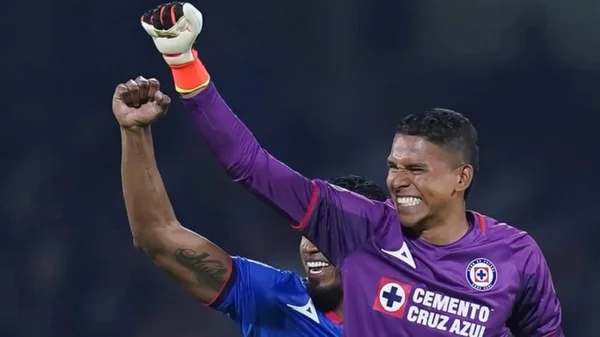 Cruz Azul toma una contundente decisión con Kevin Mier