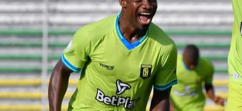 Tiro en palo de José Leudo / VizzorImage / Gabriel Aponte