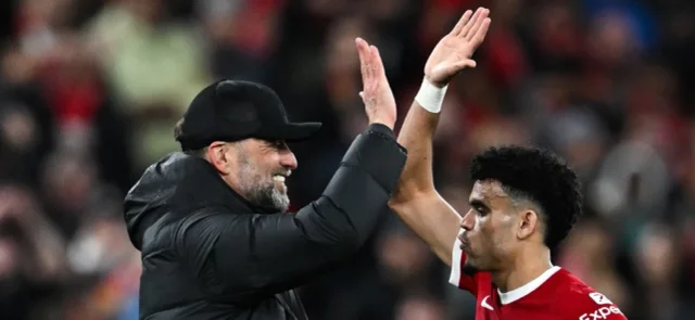 Jürgen Klopp celebra con Luis Díaz en Liverpool - AFP