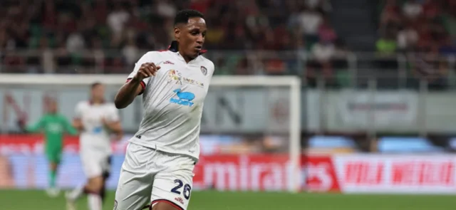 Yerry Mina protagonizó un momento tensionante con Olivier Giroud / AFP