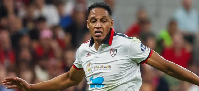 Yerry Mina discutió con Lapadula en pleno partido / AFP