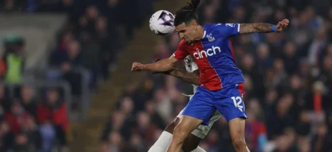 Daniel Muñoz se sigue destacantado con Crystal Palace / ADRIAN DENNIS / AFP