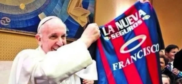 El Papa Francisco con la camiseta de San Lorenzo / Foto San Lorenzo