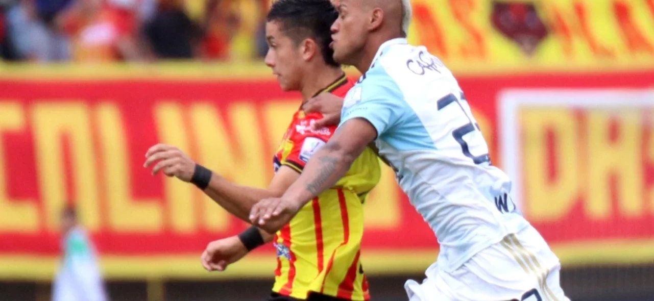 Alejandro Piedrahita disputa un balón con Delvin Alfonzo - VizzorImage