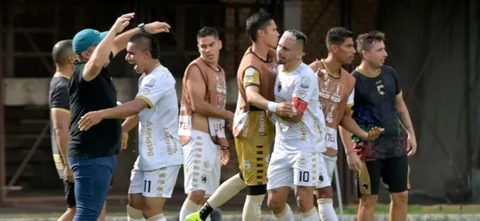 Llaneros remontó un 1-0 y es líder del grupo B - VizzorImage