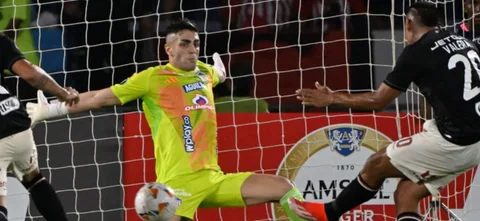 Santiago Mele en el juego ante Liga de Quito en Ecuador - AFP