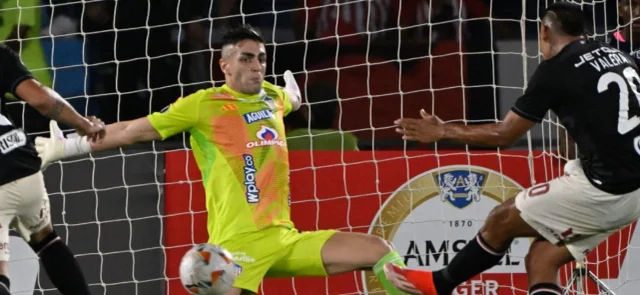 Santiago Mele en el juego ante Liga de Quito en Ecuador - AFP