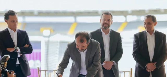 Carlos Galán, alcalde de Bogotá, asistió a la firma de la conseción que realizará el nuevo estadio El Campín / IDRD