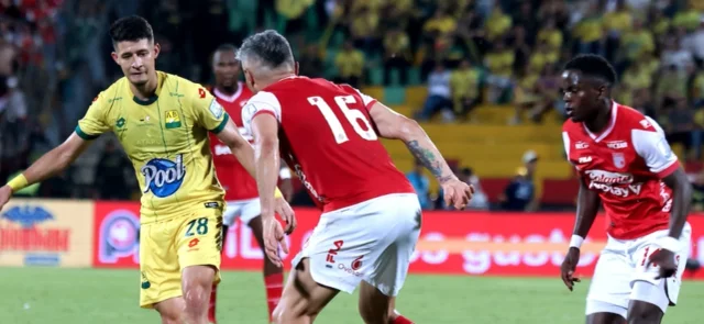 Bucaramanga viene de ganar 1-0 contra Santa Fe en el partido de ida de la final / VizzorImage / Jaime Moreno