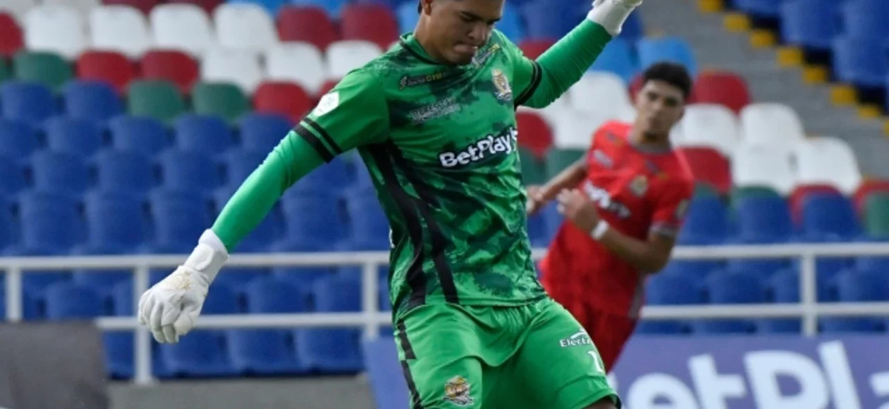 Aldo Montes salva a Tigres FC / VizzorImage / Gabriel Aponte