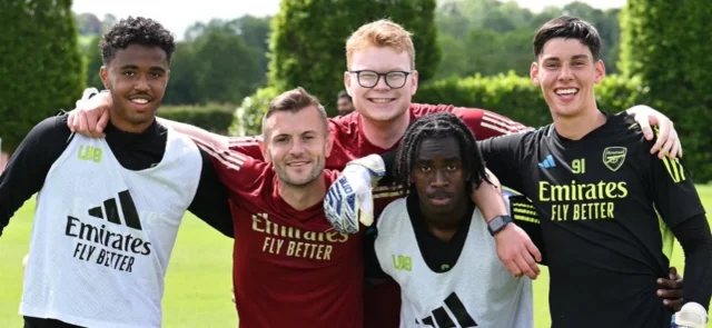 Alexei Rojas en entrenamiento con la Academia de Arsenal - X: @alexeirojass